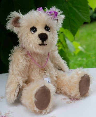 Mona, adoptiert von Gertrude, Warth